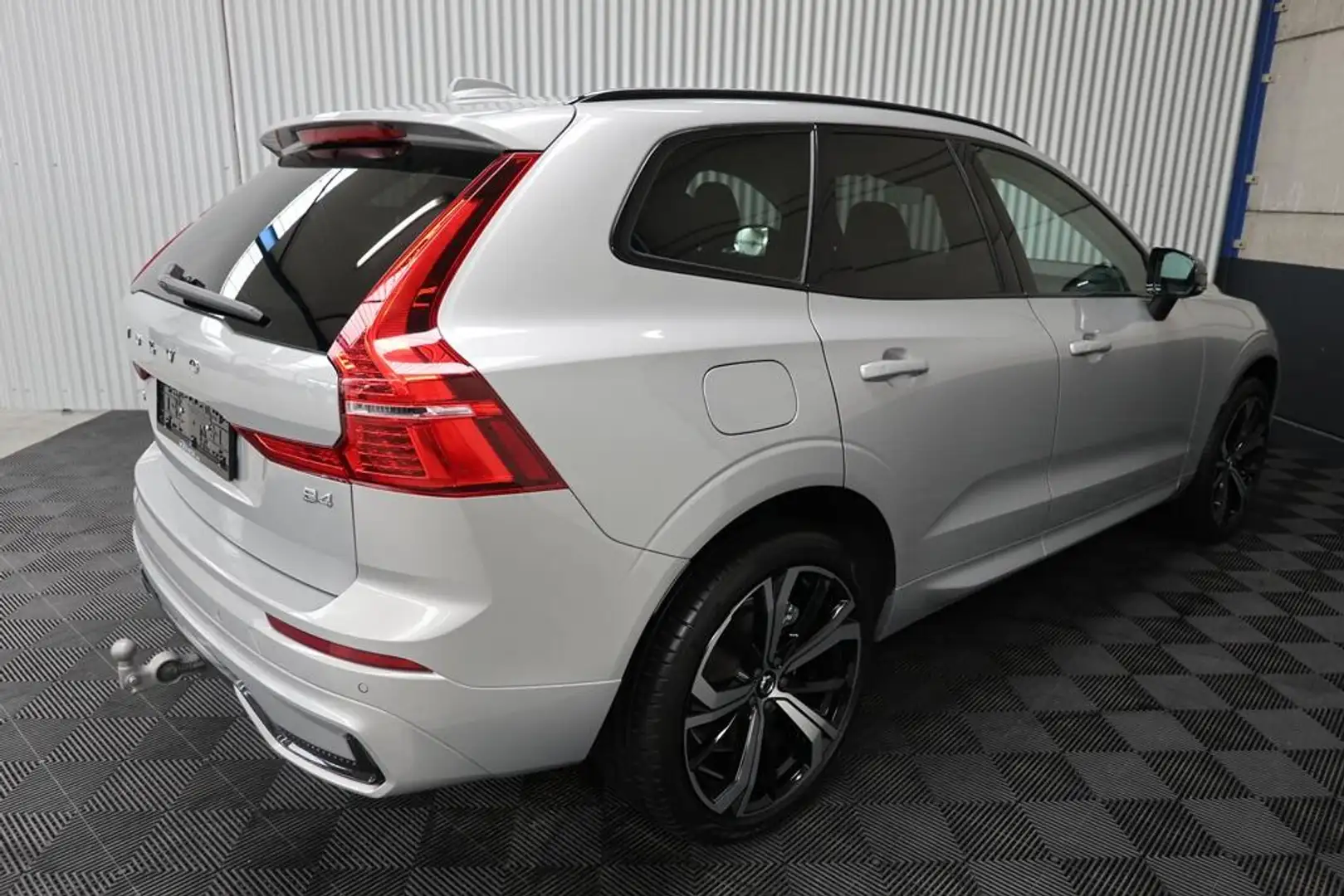 Volvo XC60 B4 Benzine Mild-Hybrid Plus Dark Trekhaak Pano ACC Silber - 2