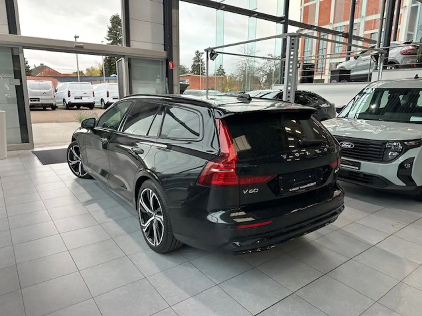Volvo V60 PLUS DARK PLUG-IN HYBRID + TAL VAN OPTIES Zilver - 2