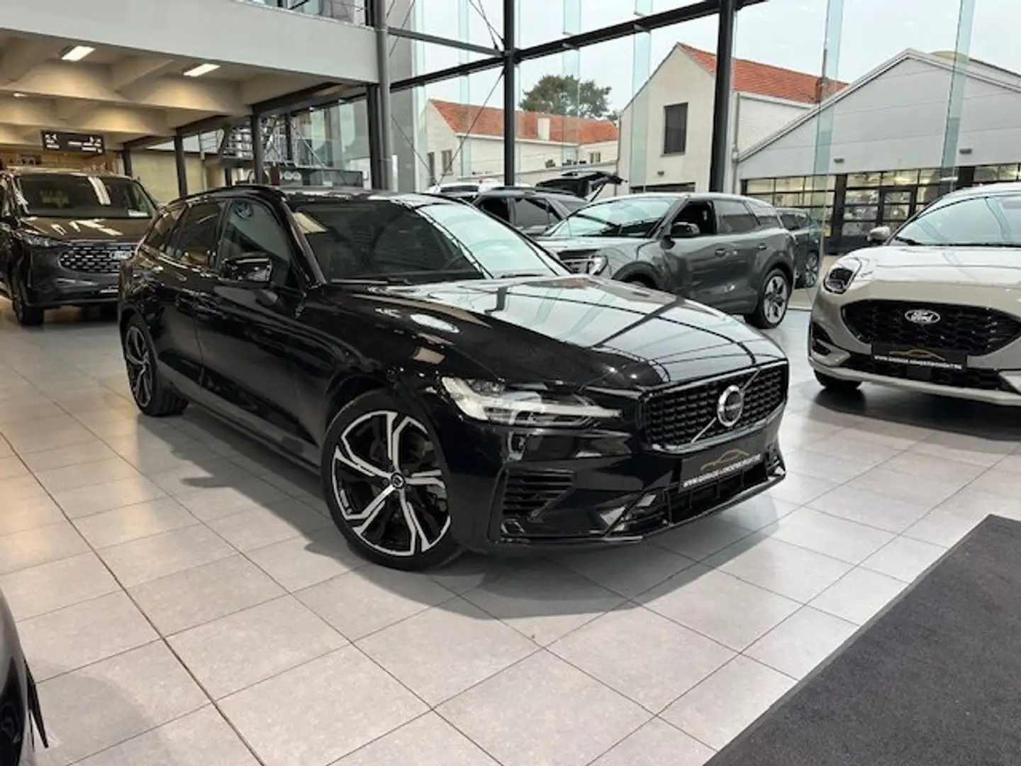 Volvo V60 PLUS DARK PLUG-IN HYBRID + TAL VAN OPTIES Zilver - 1