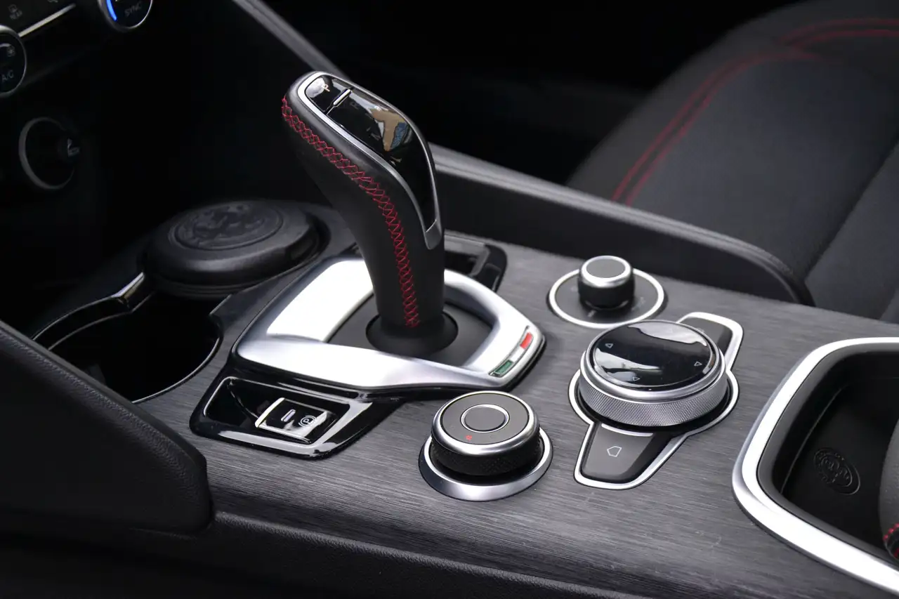Alfa Romeo Giulia 2021 — фото 11