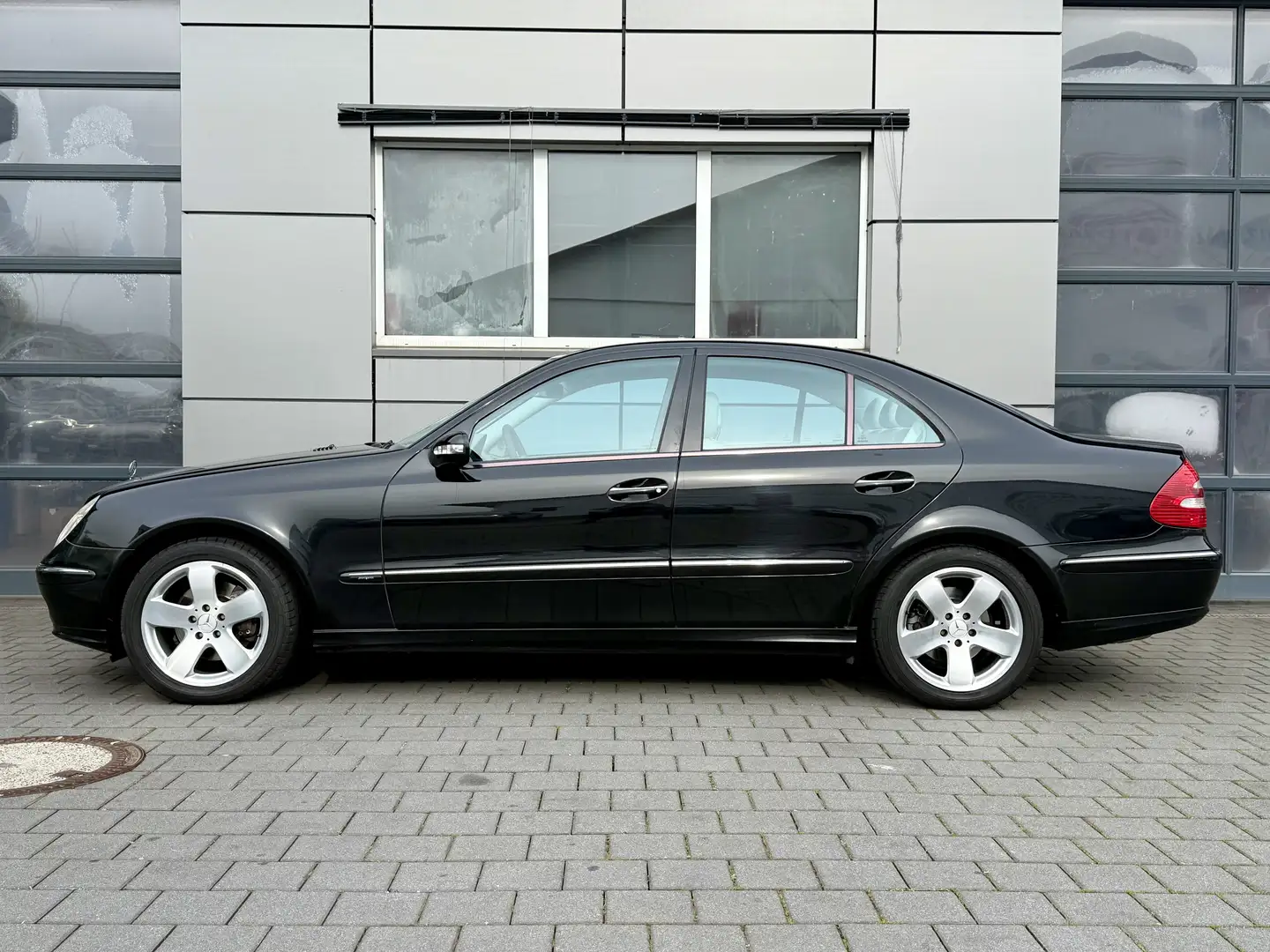 Mercedes-Benz E 320 Avantgarde Bi-Xenon/SHZ/Tempomat/Leder/Scheckh. Negro - 2