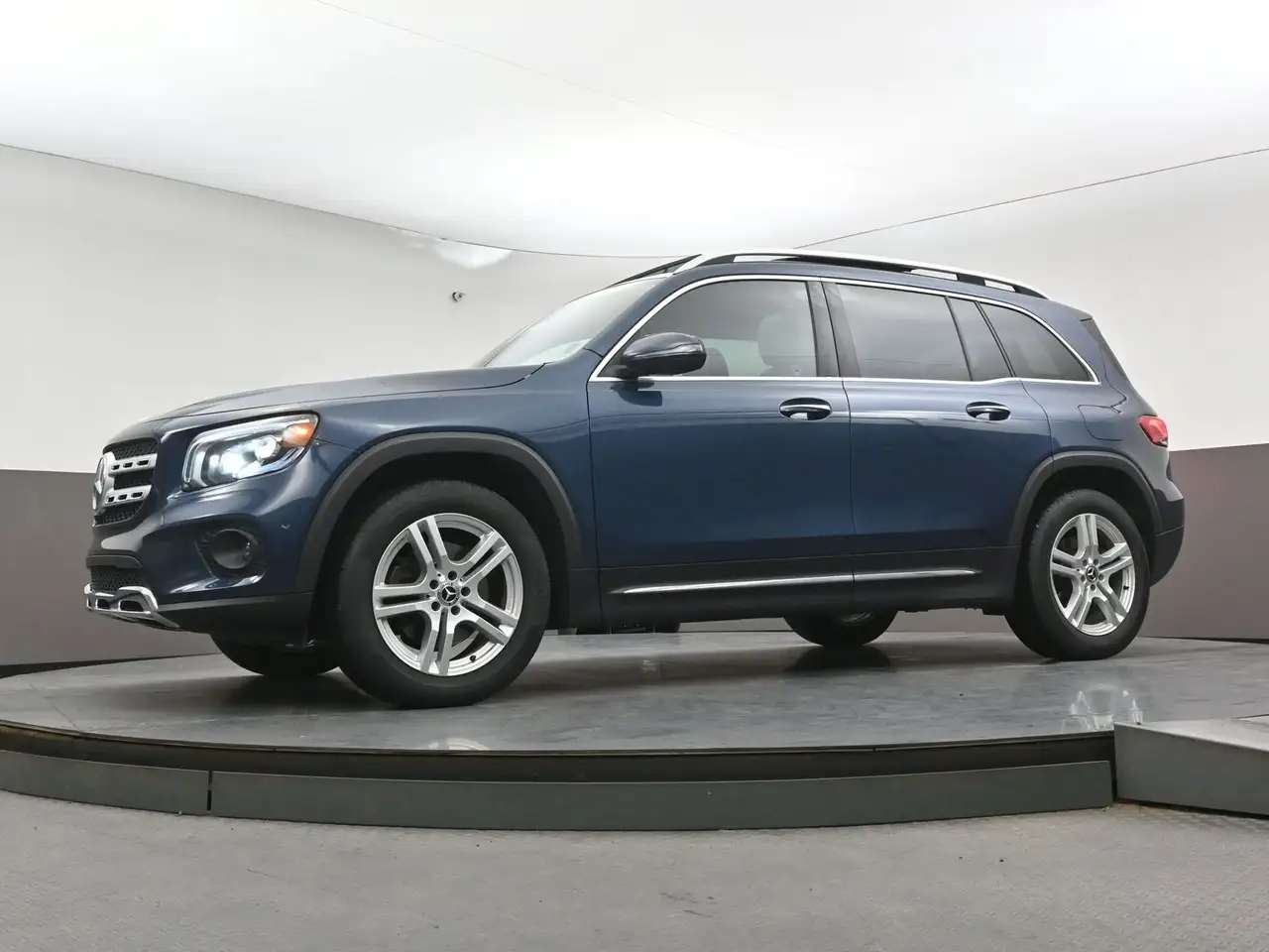 Mercedes-Benz GLB снимка Mercedes-Benz GLB