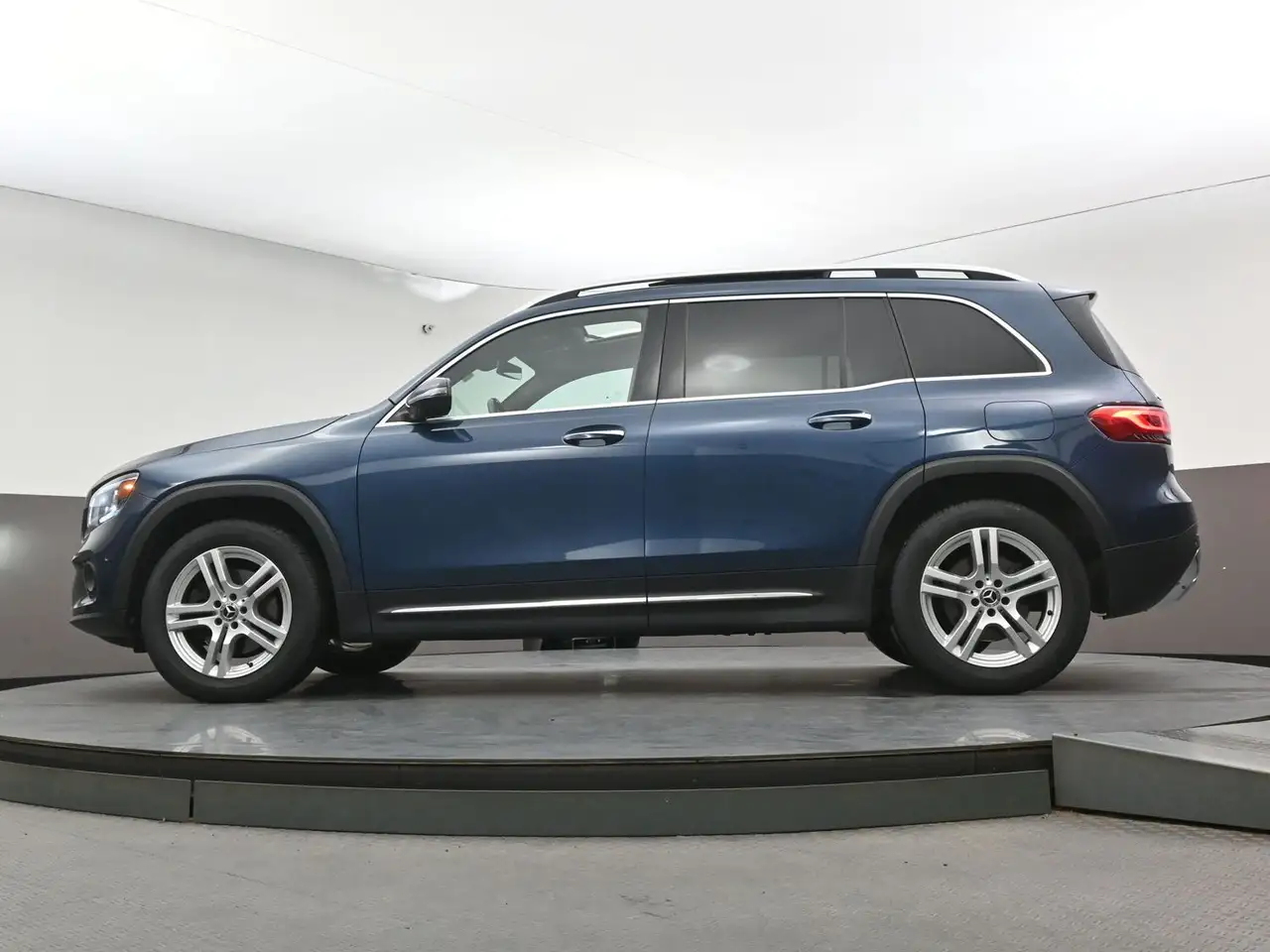 Mercedes-Benz GLB снимка Mercedes-Benz GLB