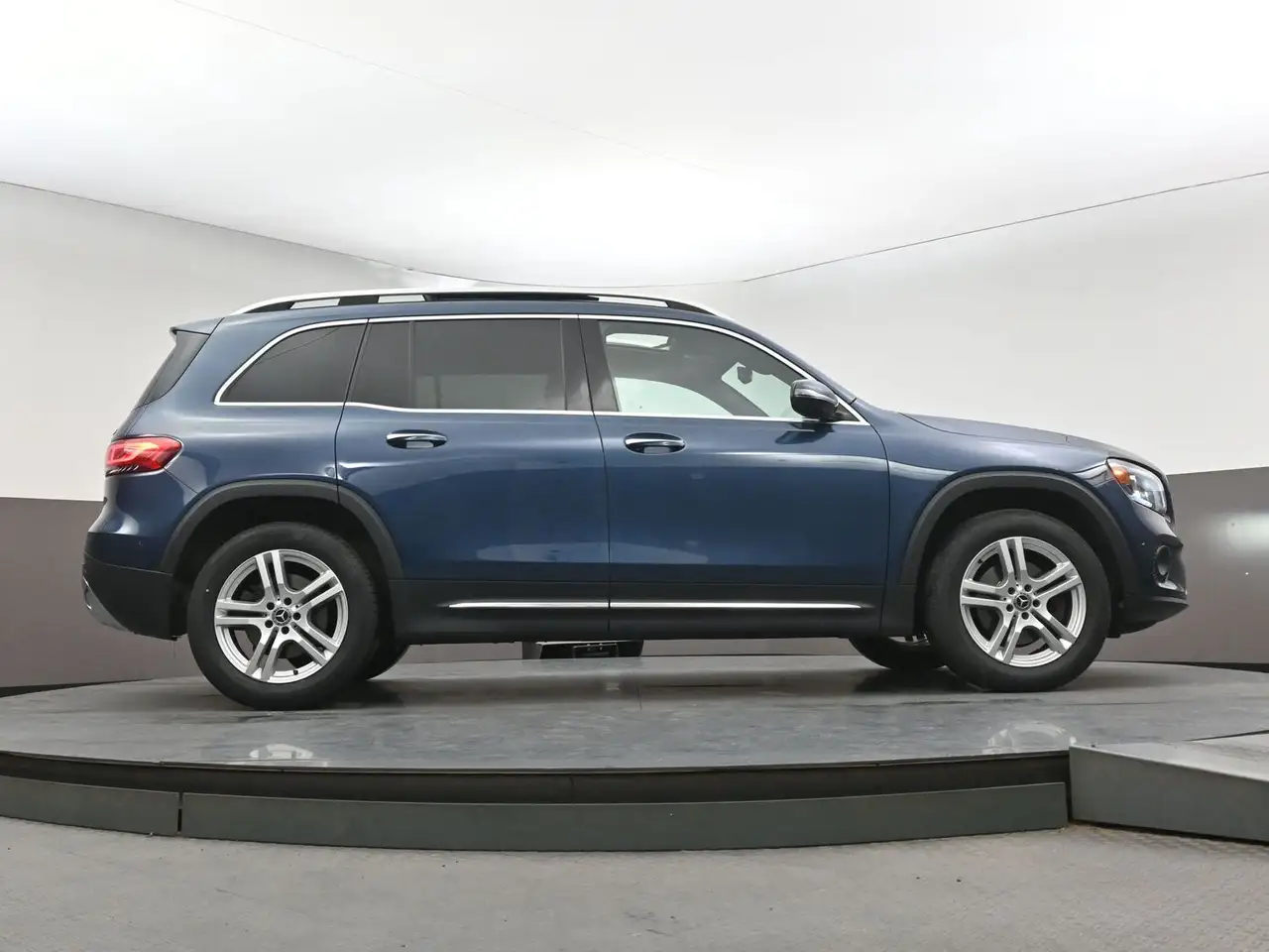 Mercedes-Benz GLB снимка Mercedes-Benz GLB