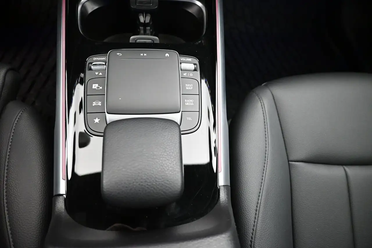 Mercedes-Benz GLB снимка Mercedes-Benz GLB