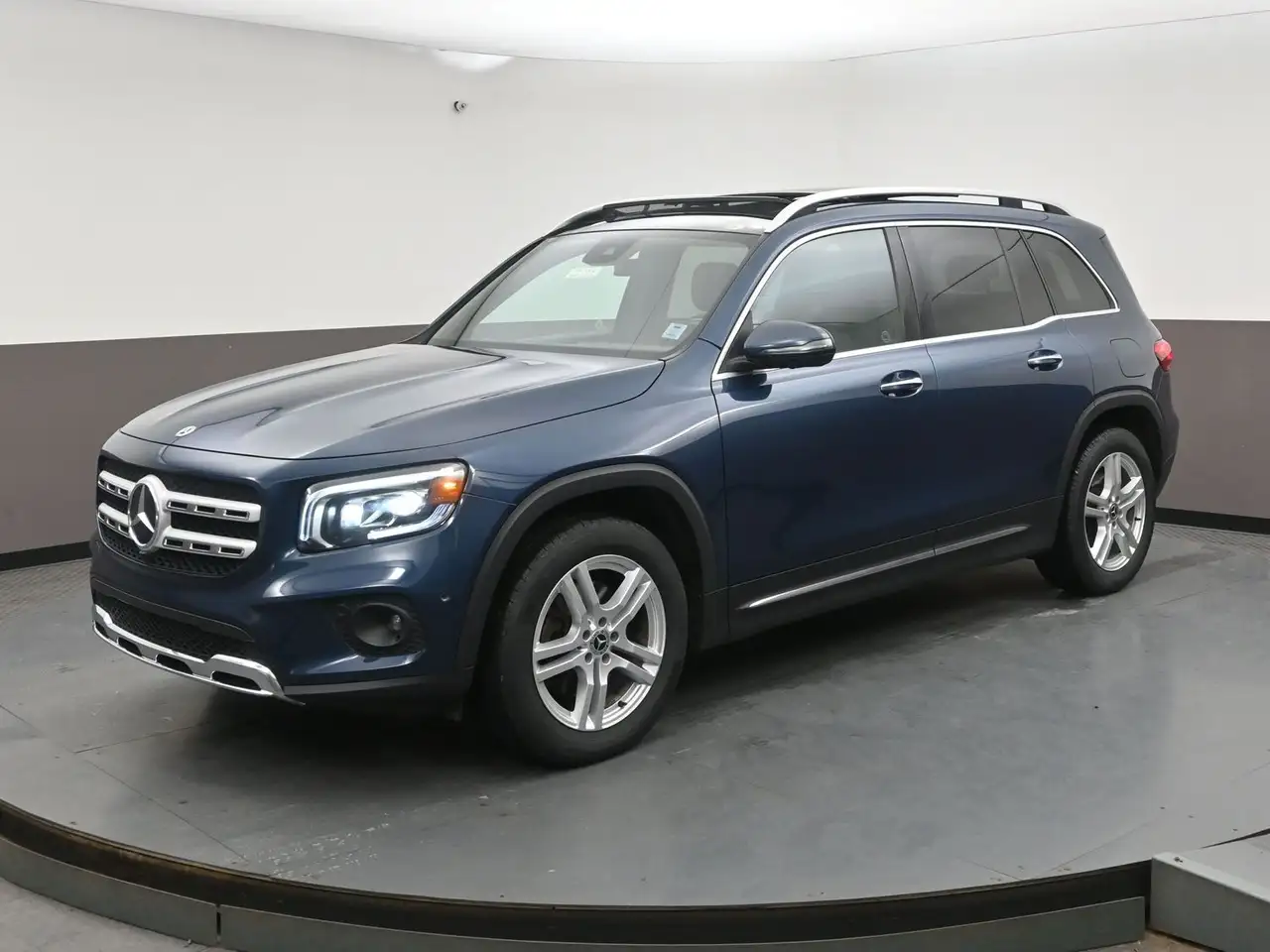 Mercedes-Benz GLB снимка Mercedes-Benz GLB
