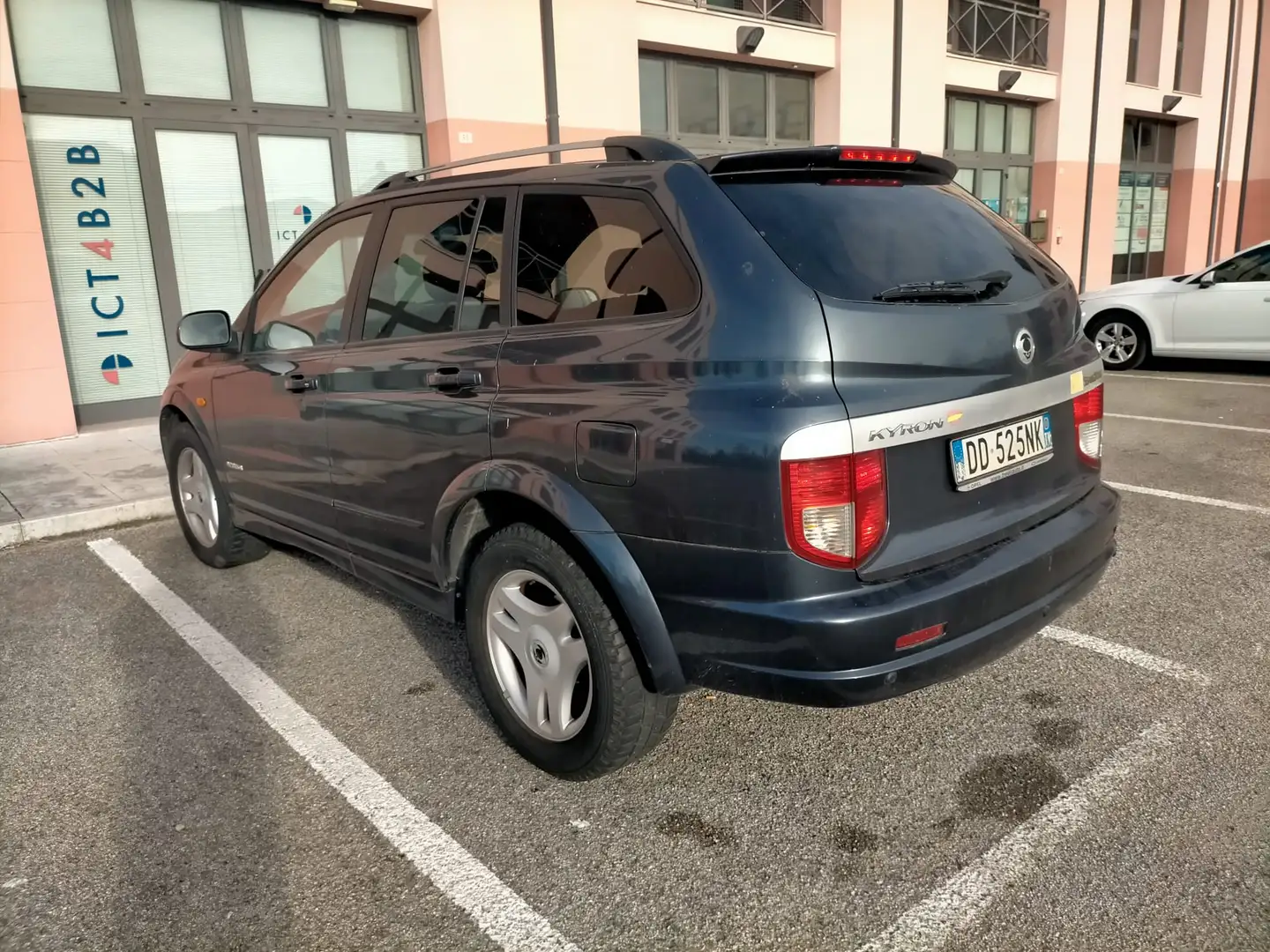 SsangYong Kyron Kyron 2.0 xdi Premium Schwarz - 2