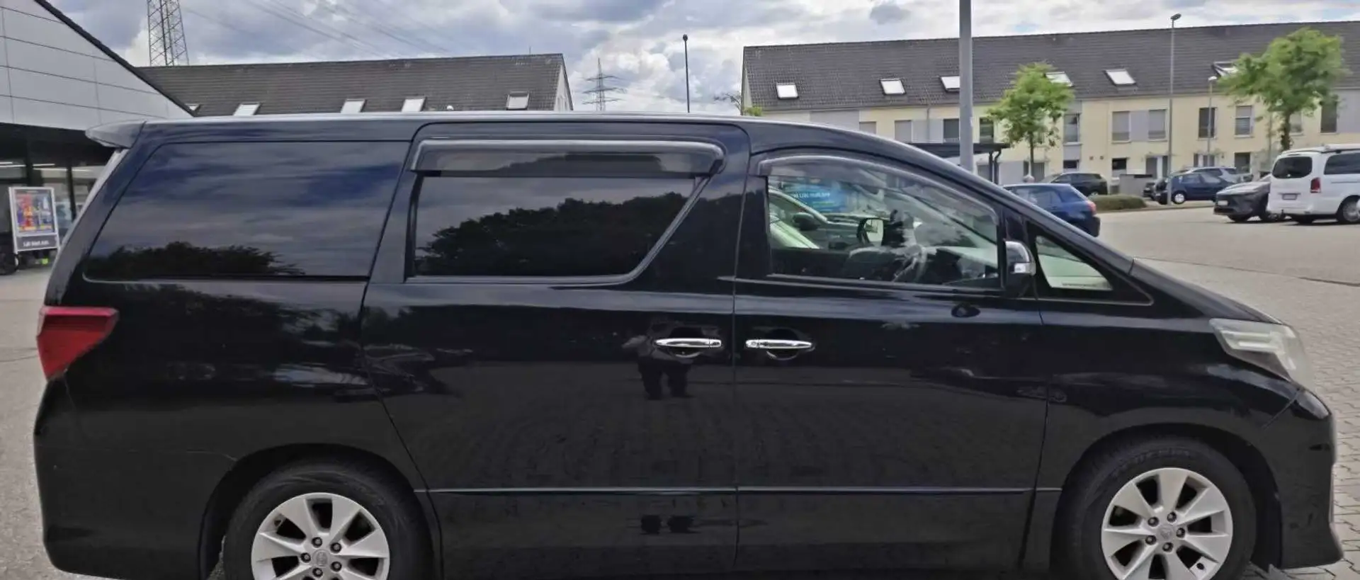 Toyota Alphard Schwarz - 1