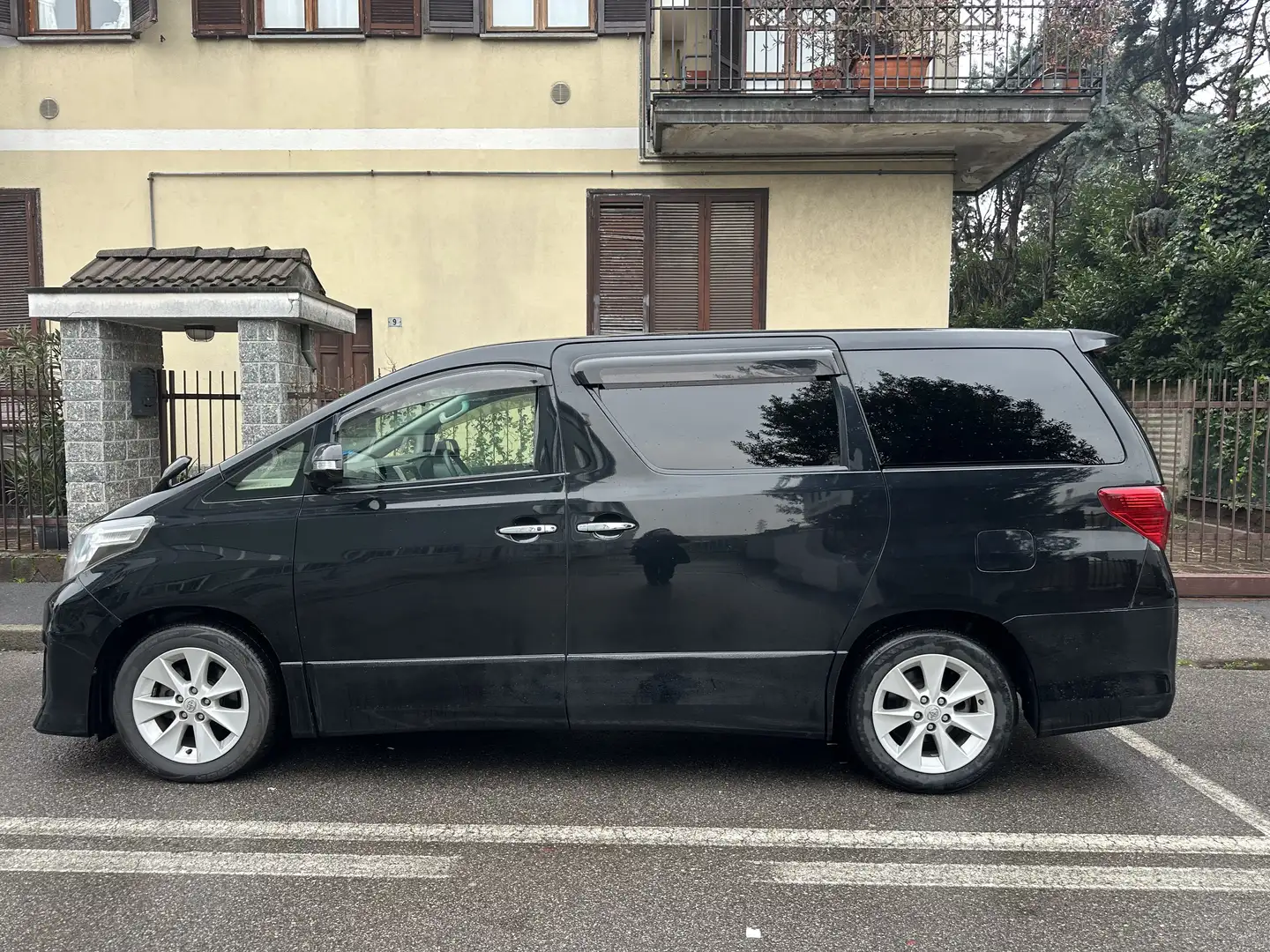 Toyota Alphard Schwarz - 2