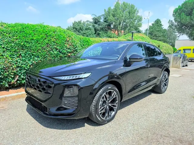 Audi Q3 main image