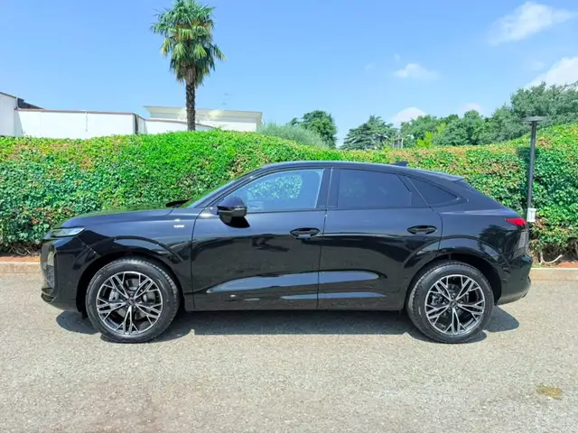 Audi Q3 view 7