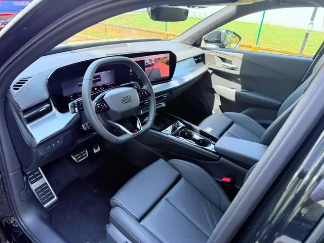 Audi Q3 view 11