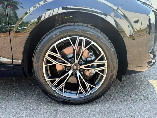 Audi Q3 view 8