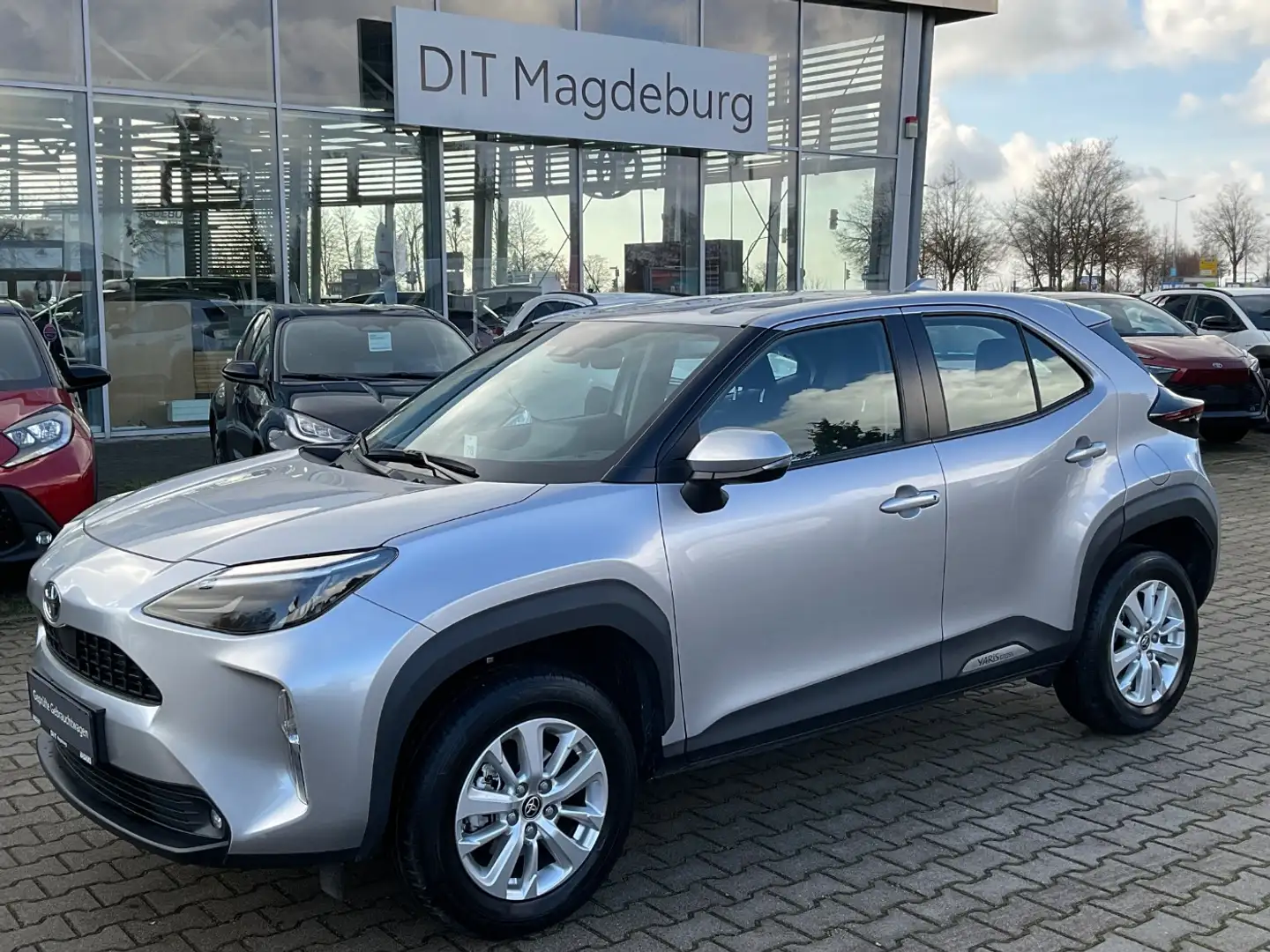 Toyota Yaris Cross 1.5 Comfort ACC+Navi+Fernlichtass. Plateado - 2