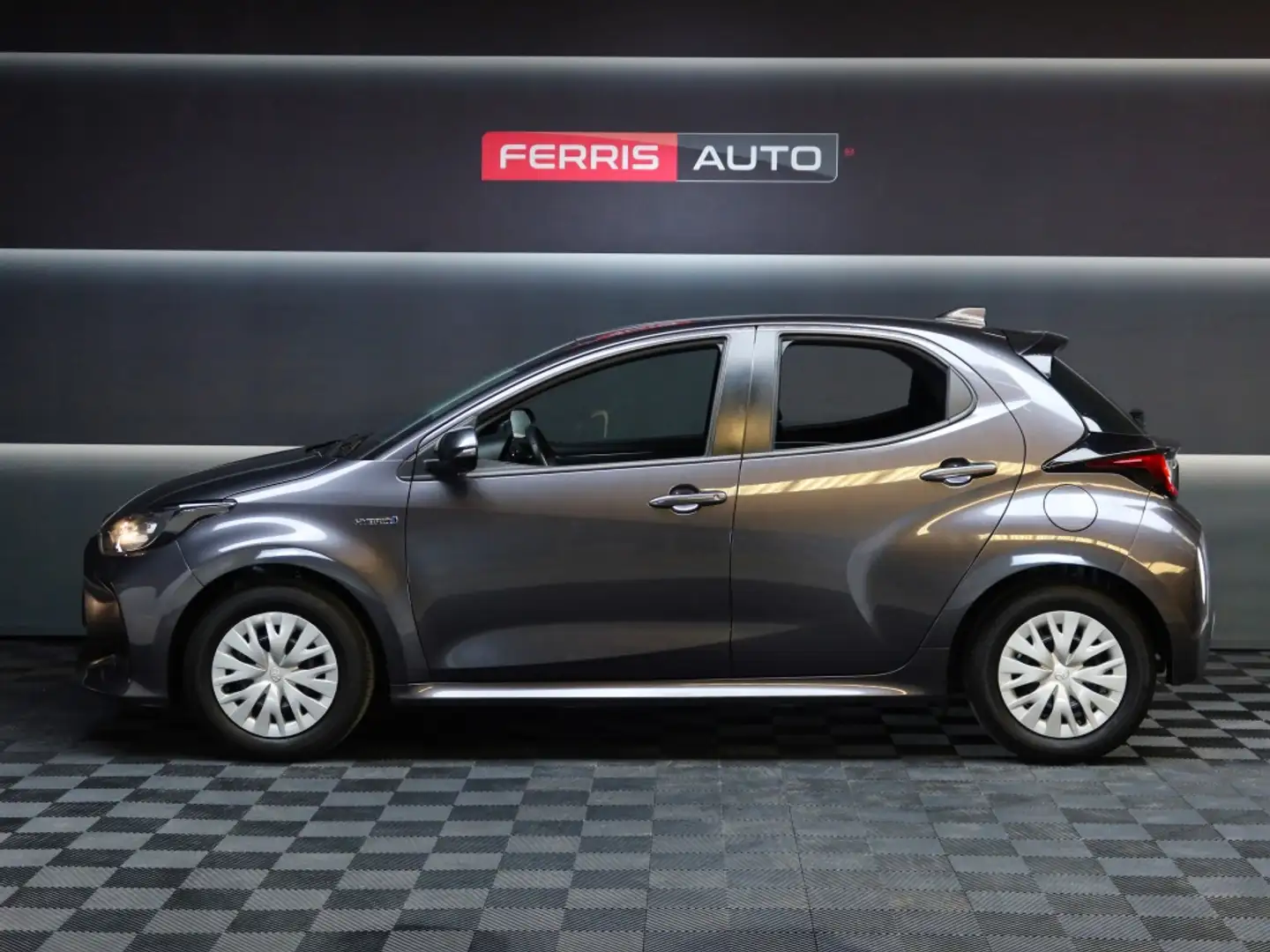 Toyota Yaris 120H 1.5 Business Plus Gris - 2