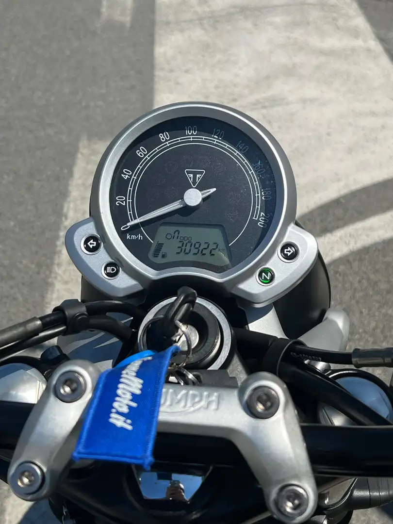 Triumph Street Twin 900 Noir - 2