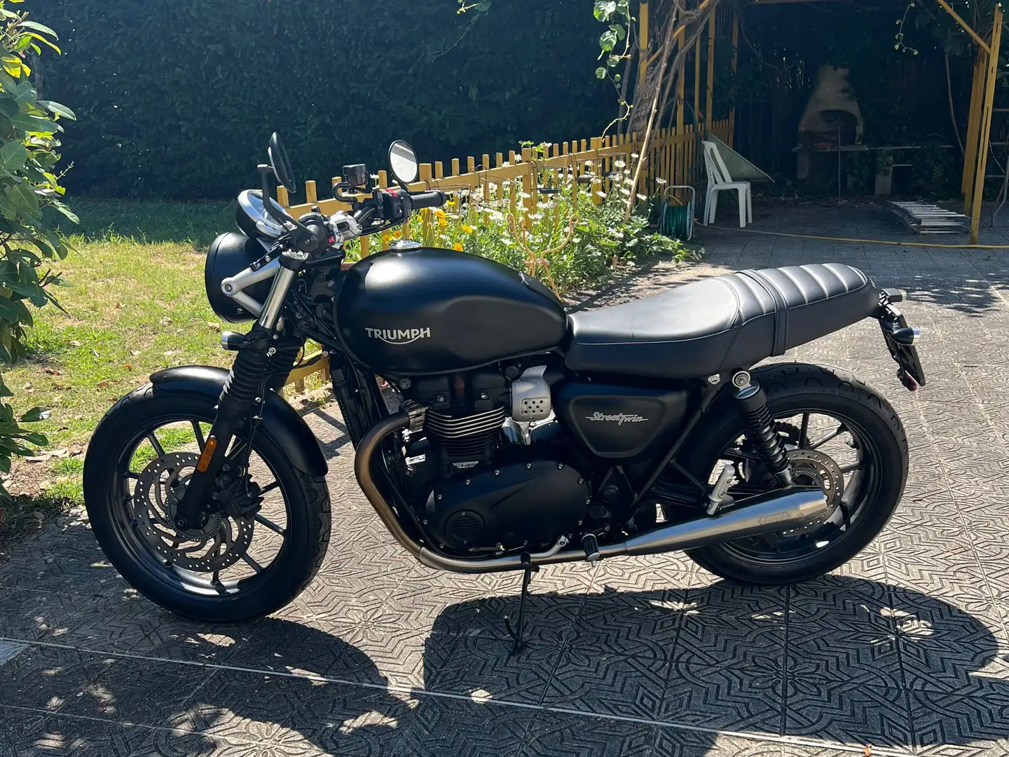 Triumph Street Twin 900 Noir - 1