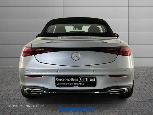 Mercedes-Benz 220 view 5