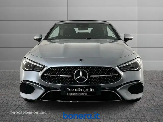 Mercedes-Benz 220 view 4