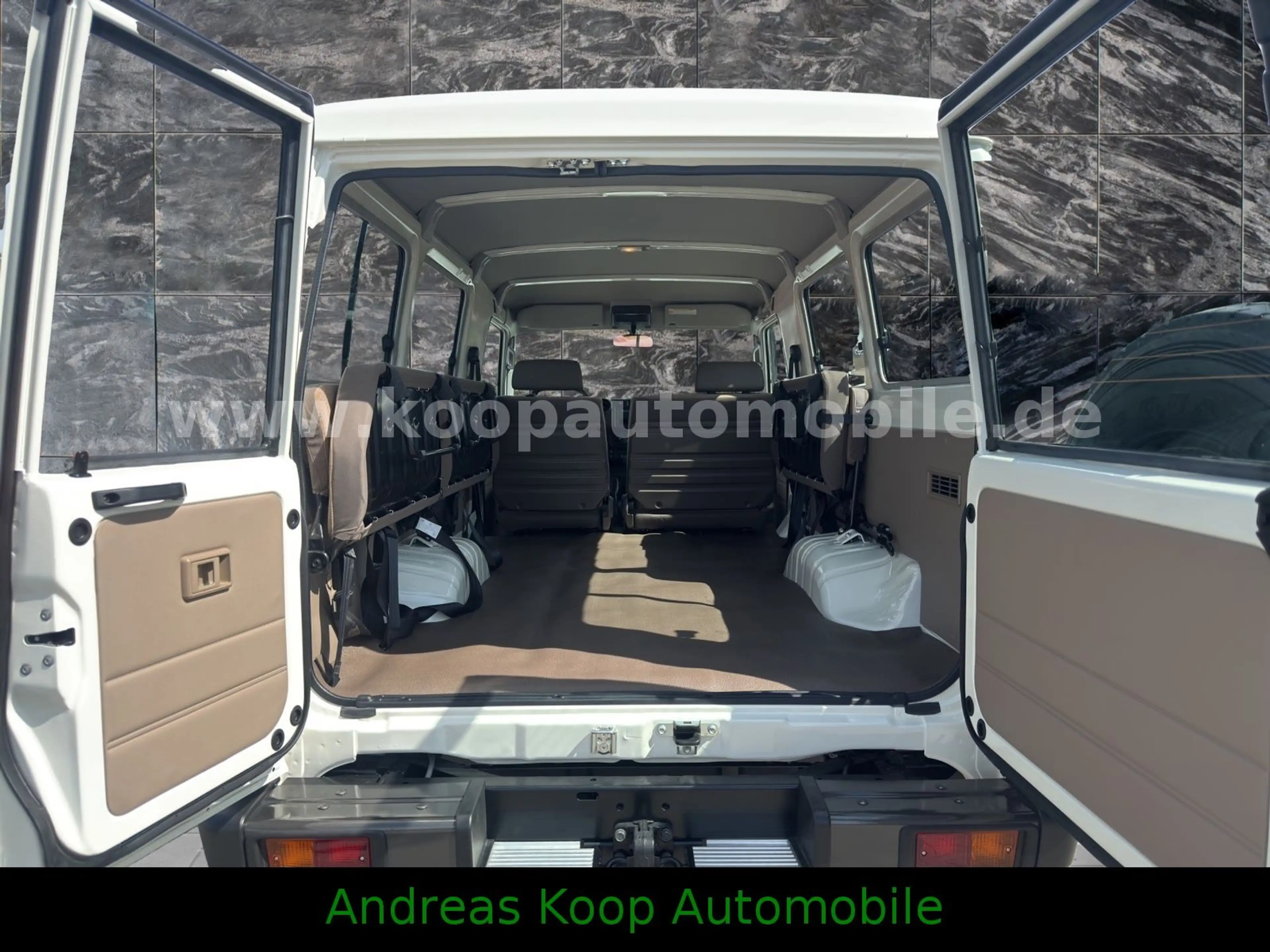 Toyota Land Cruiser GRJ 78 4,0i V6 STD 40th 2x90 SOFORT — photo 8