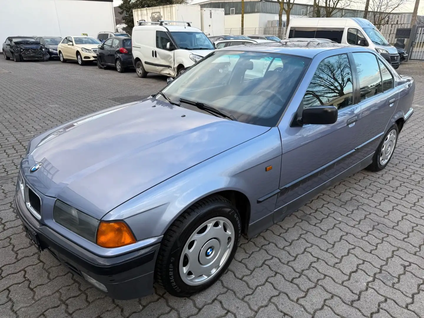 BMW 316 i E36 Albastru - 1