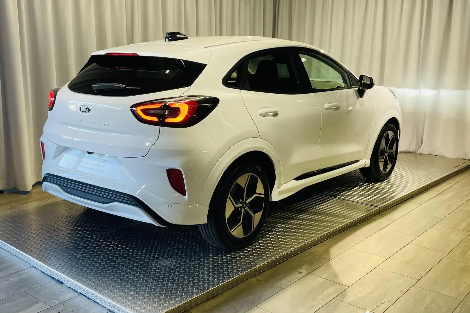 Ford Puma Gen-E 44 kWh incl Winter Pack en All season banden Wit - 2