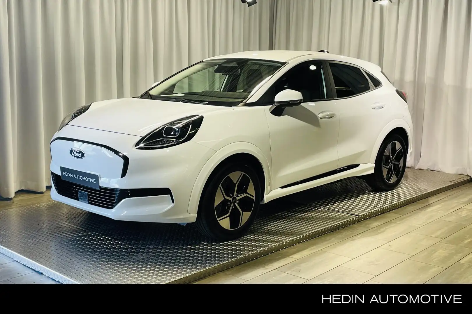 Ford Puma Gen-E 44 kWh incl Winter Pack en All season banden Wit - 1