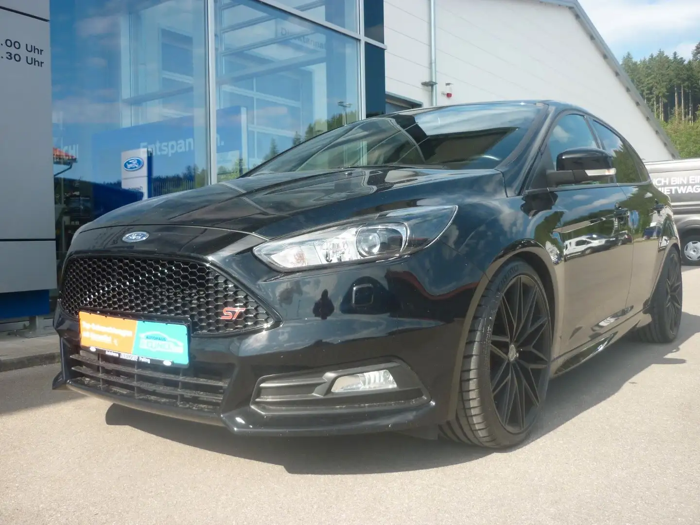Ford Focus Lim. ST Schwarz - 2