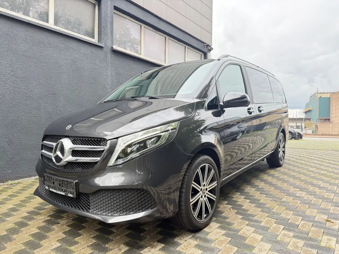 Mercedes-Benz V 220 V 300d EDITION 4MATIC lang Airmatic AHK Navi LED Grau - 1