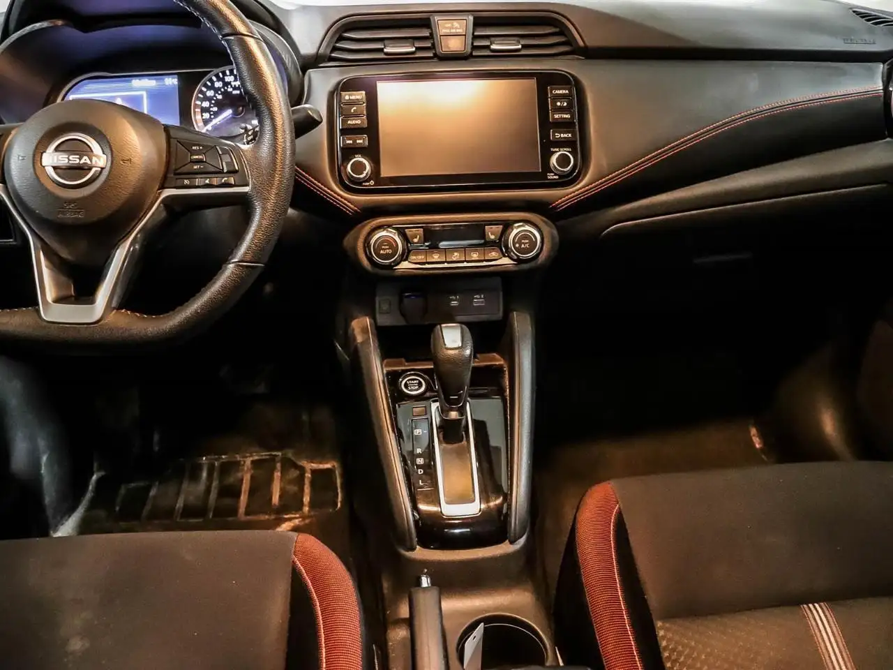 Nissan Versa снимка Nissan Versa