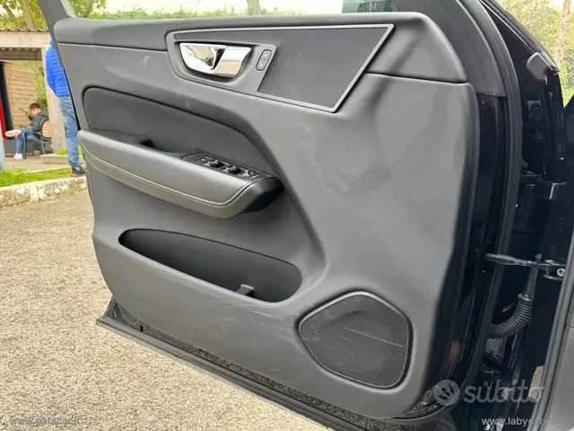 Volvo XC60 view 5