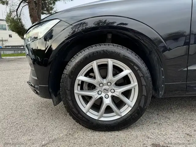 Volvo XC60 view 4