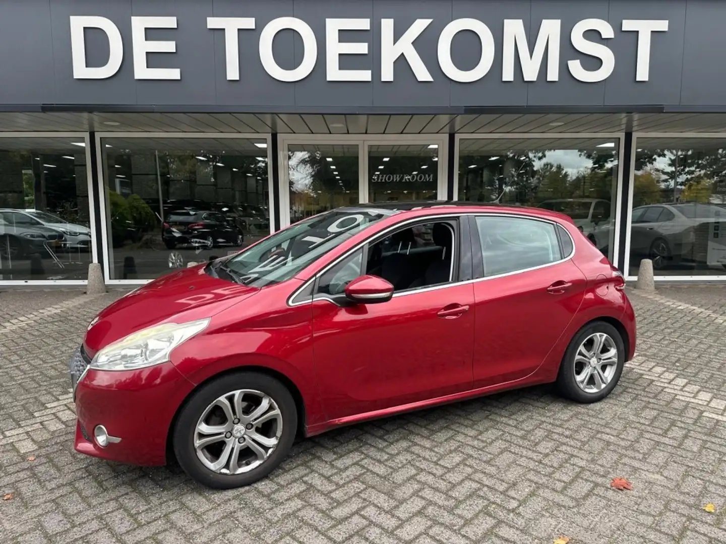 Peugeot 208 1.2 VTI ALLURE Panorama dak Navigatie Zie tekst Rood - 1