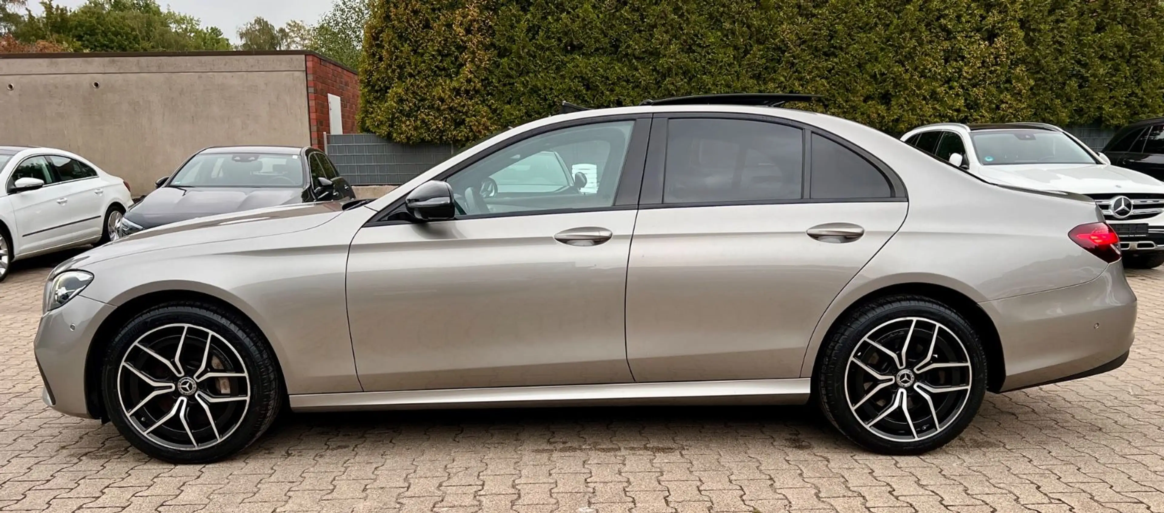 Mercedes-Benz E 300 E AMG LINE 4MT 9G-TR-Limo.-PANODACH-360°CAM — photo 3