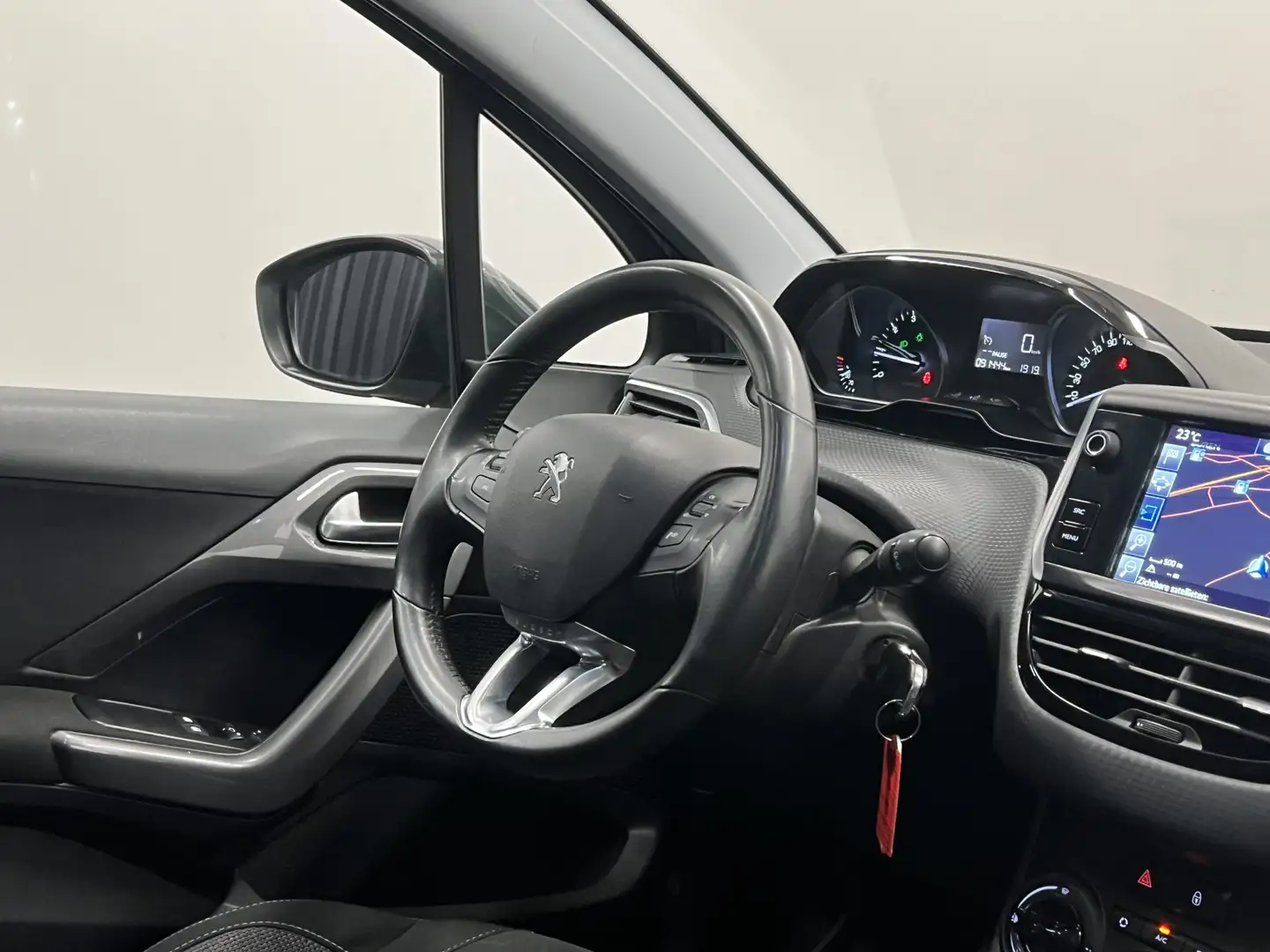 Peugeot 2008 1.2 PureTech Blue Lion | NAVIGATIE | TREKHAAK | CA Grau - 2