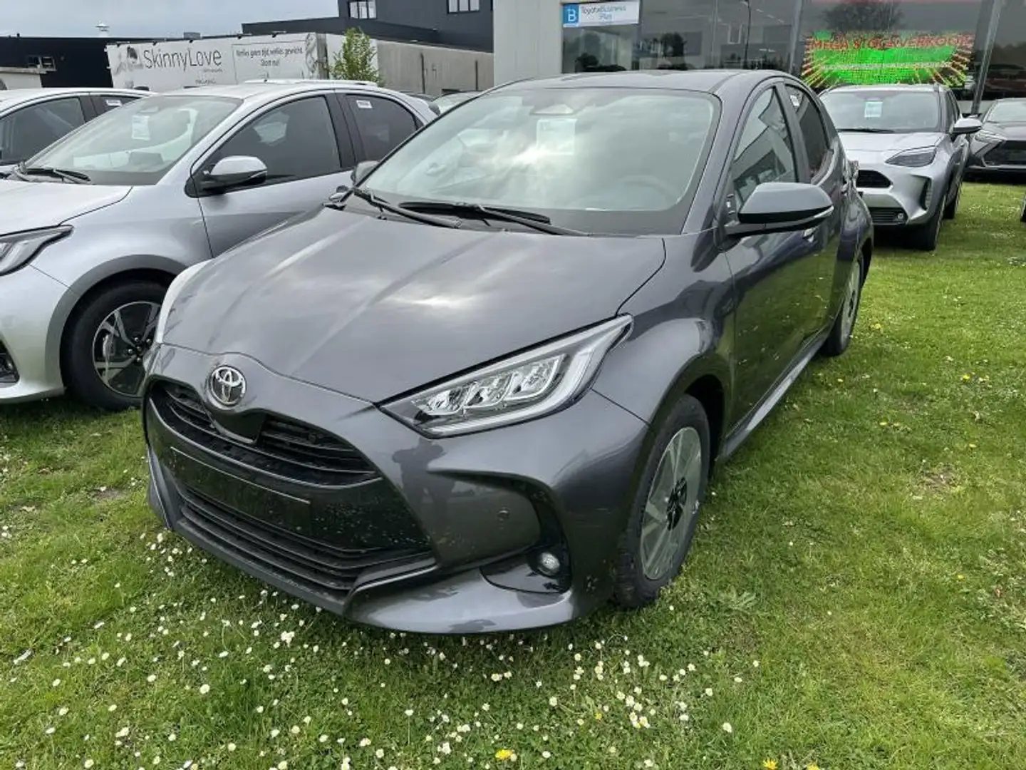 Toyota Yaris Iconic Grijs - 2