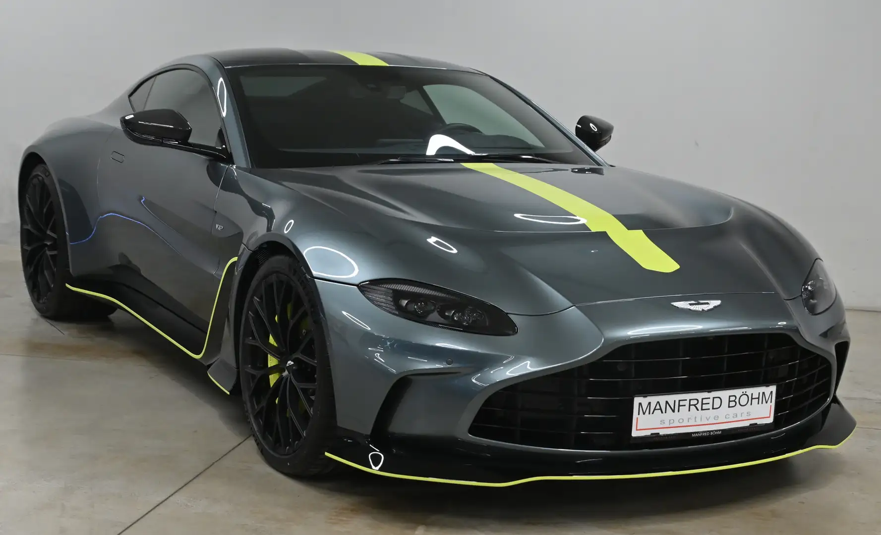 Aston Martin Vantage V12 Vantage !! Q-Special !! 1 of 333 !! Verde - 2
