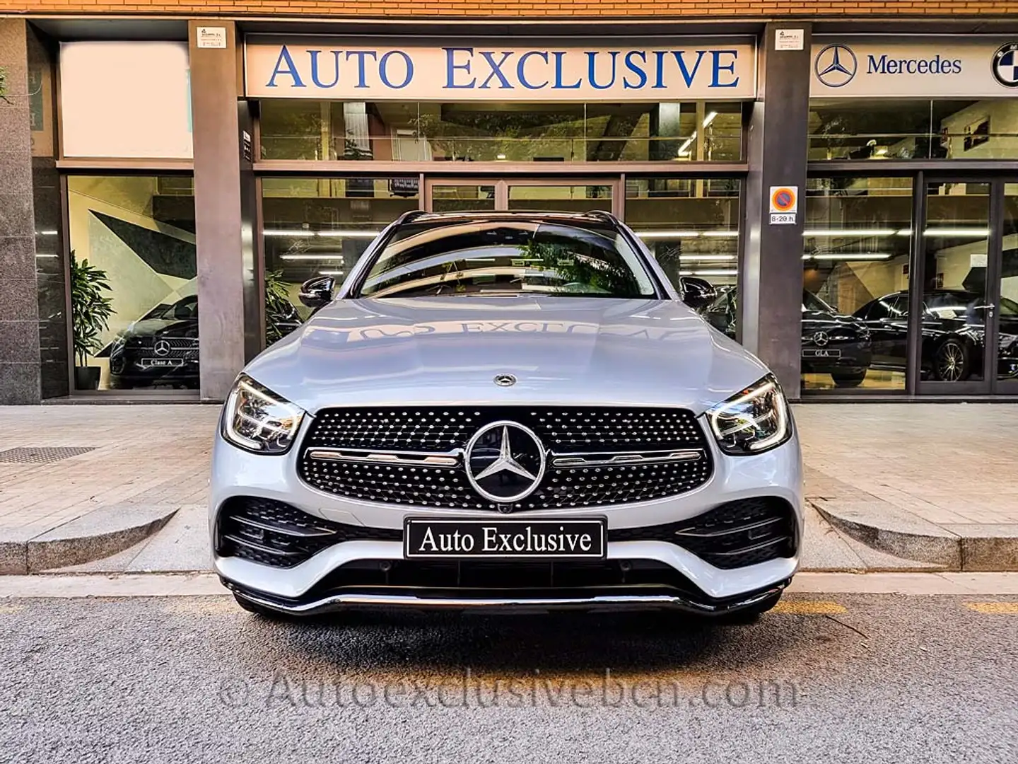Mercedes-Benz GLC 300 300e 4Matic 9G-Tronic Plateado - 2