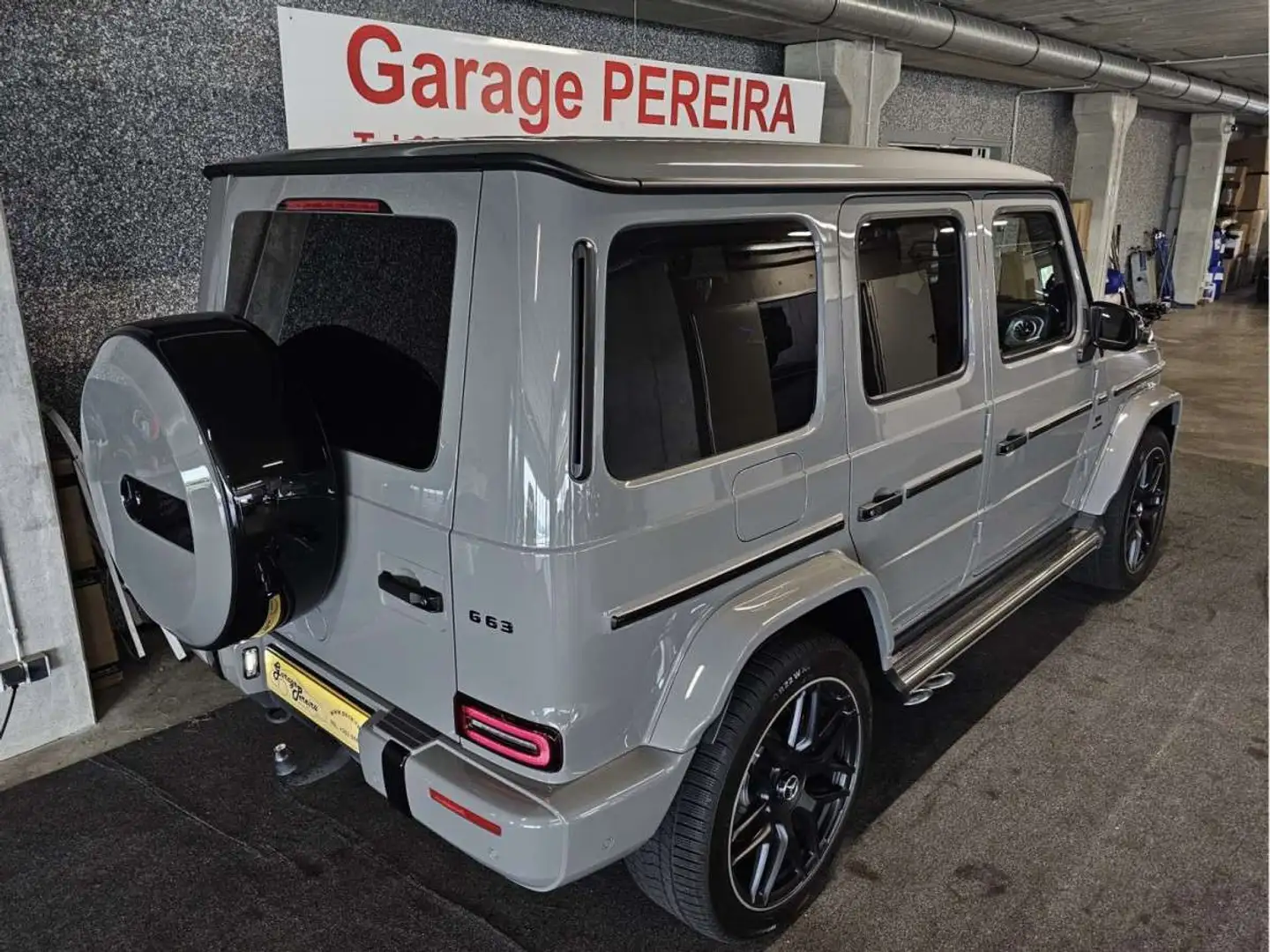 Mercedes-Benz G 63 AMG 4.0 V8 BITURBO CARBON PANO CUIR NAVI 1 HAND Grijs - 2