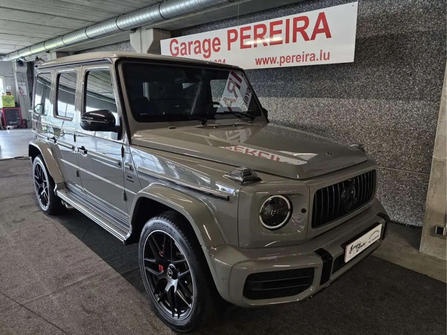 Mercedes-Benz G 63 AMG 4.0 V8 BITURBO CARBON PANO CUIR NAVI 1 HAND Grijs - 1