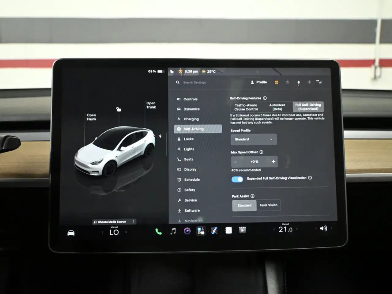 Tesla Model Y photo Tesla Model Y