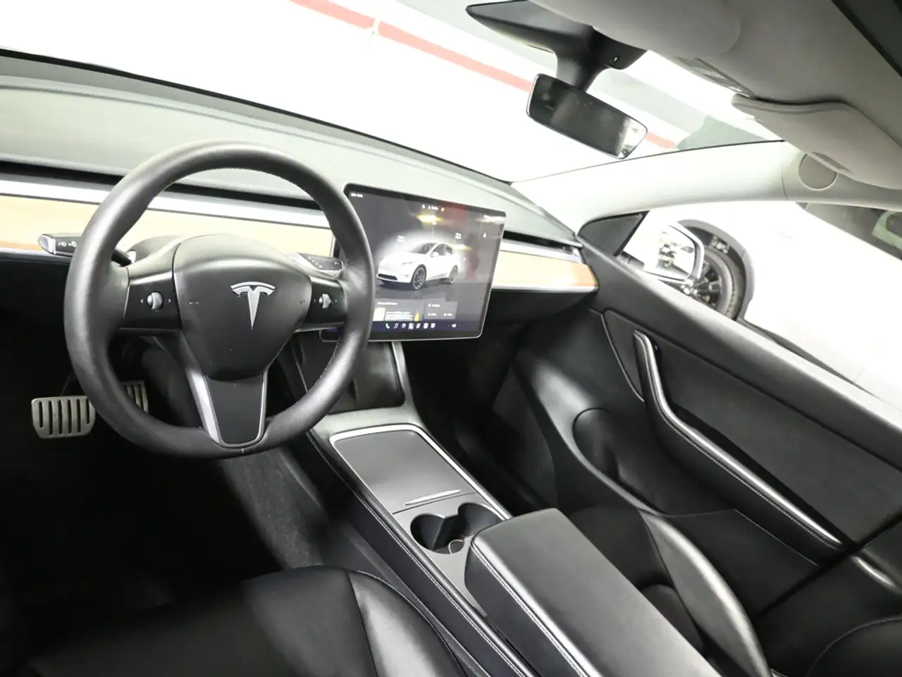 Tesla Model Y photo Tesla Model Y