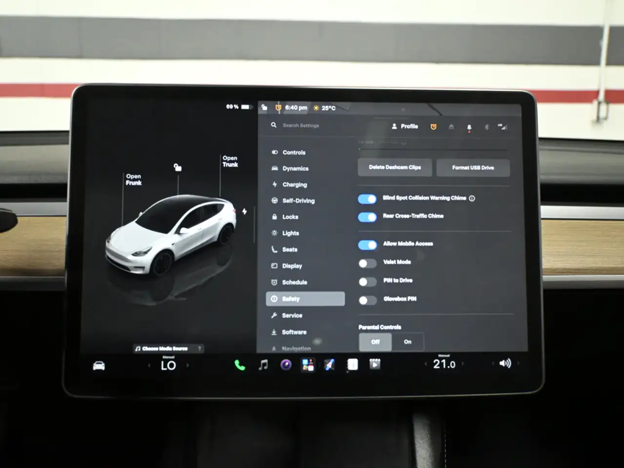 Tesla Model Y photo Tesla Model Y