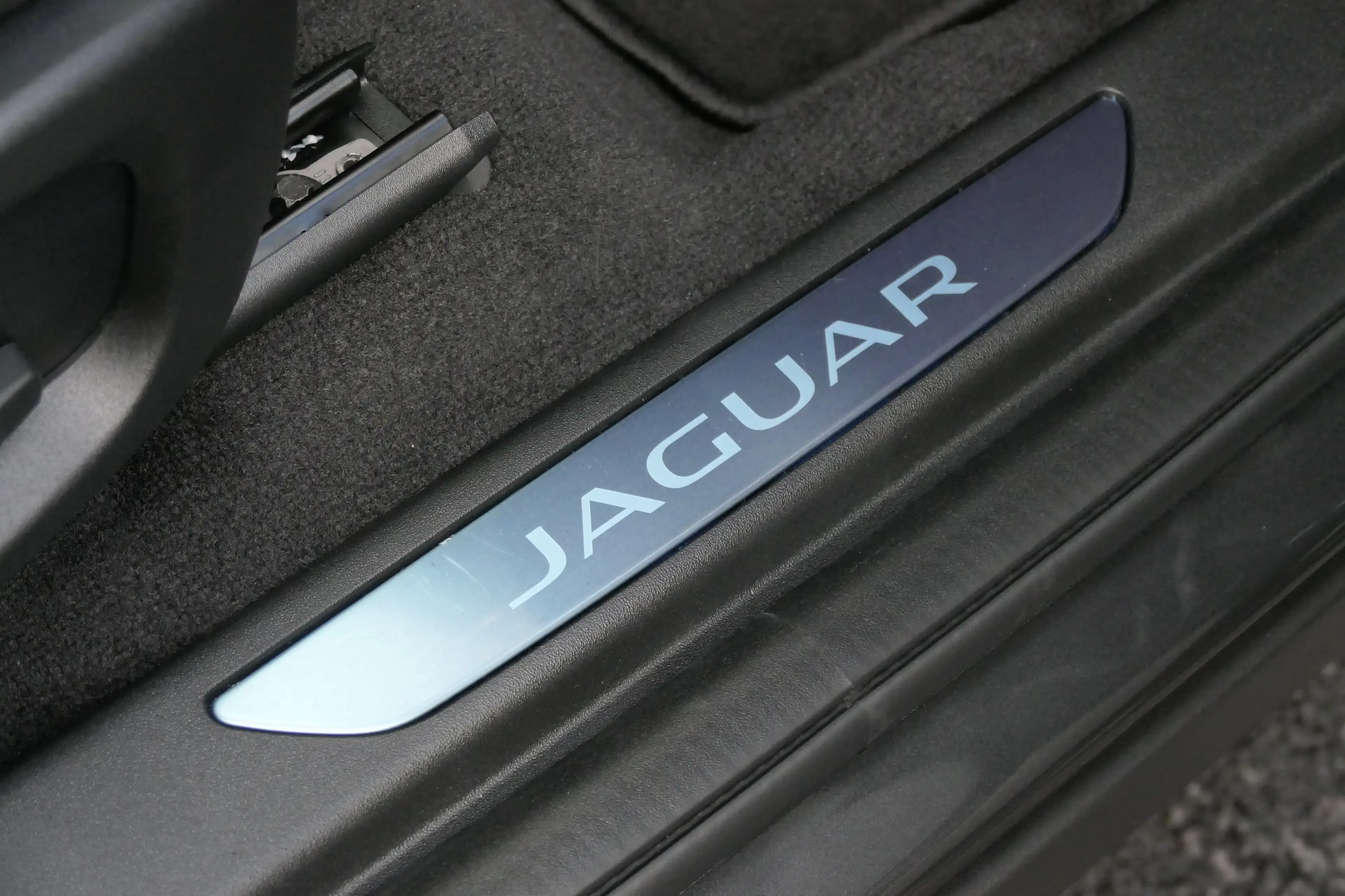 Jaguar E-Pace - 1.5 300PK R-DYNAMIC S HYBRID — photo 8