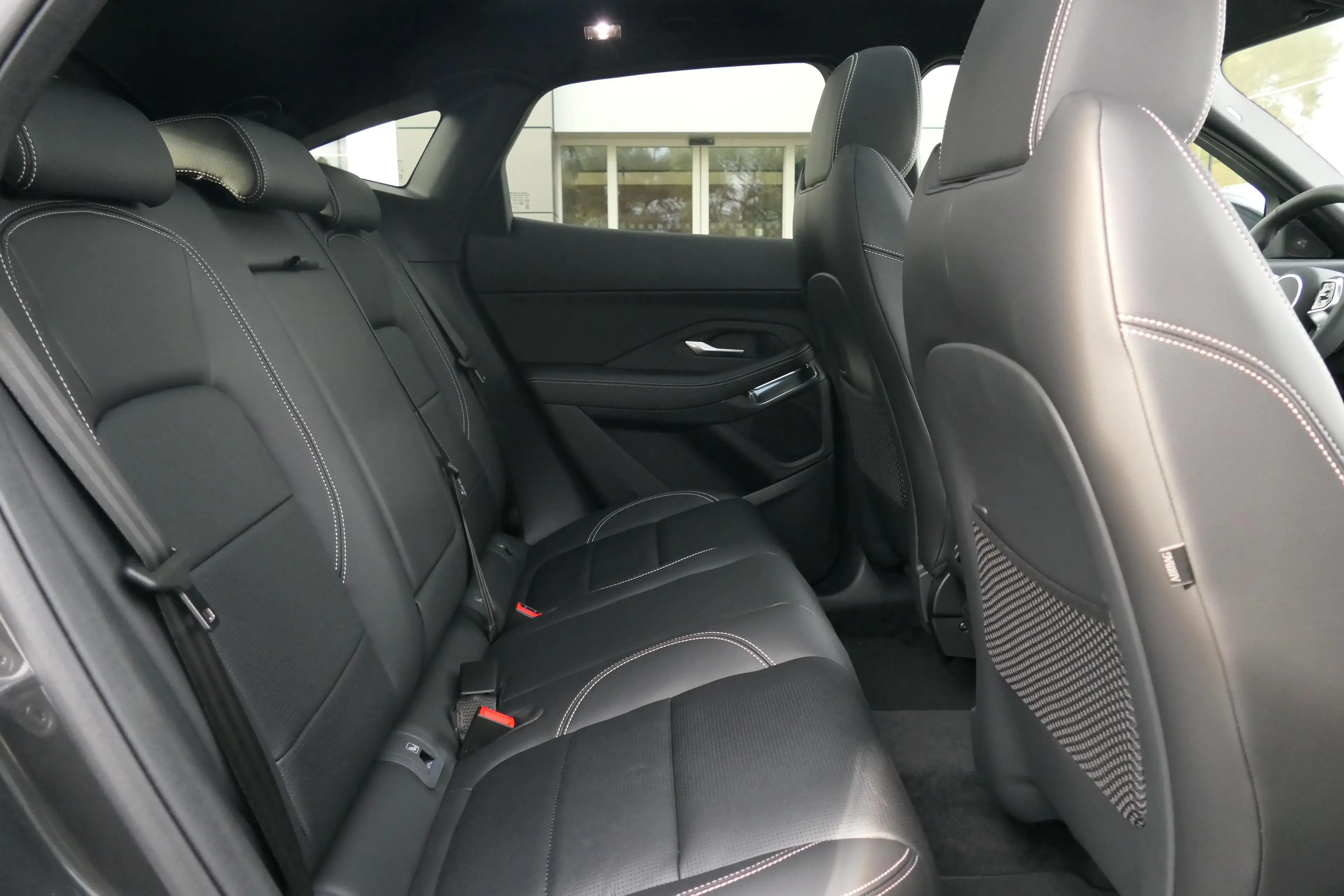 Jaguar E-Pace - 1.5 300PK R-DYNAMIC S HYBRID — photo 11