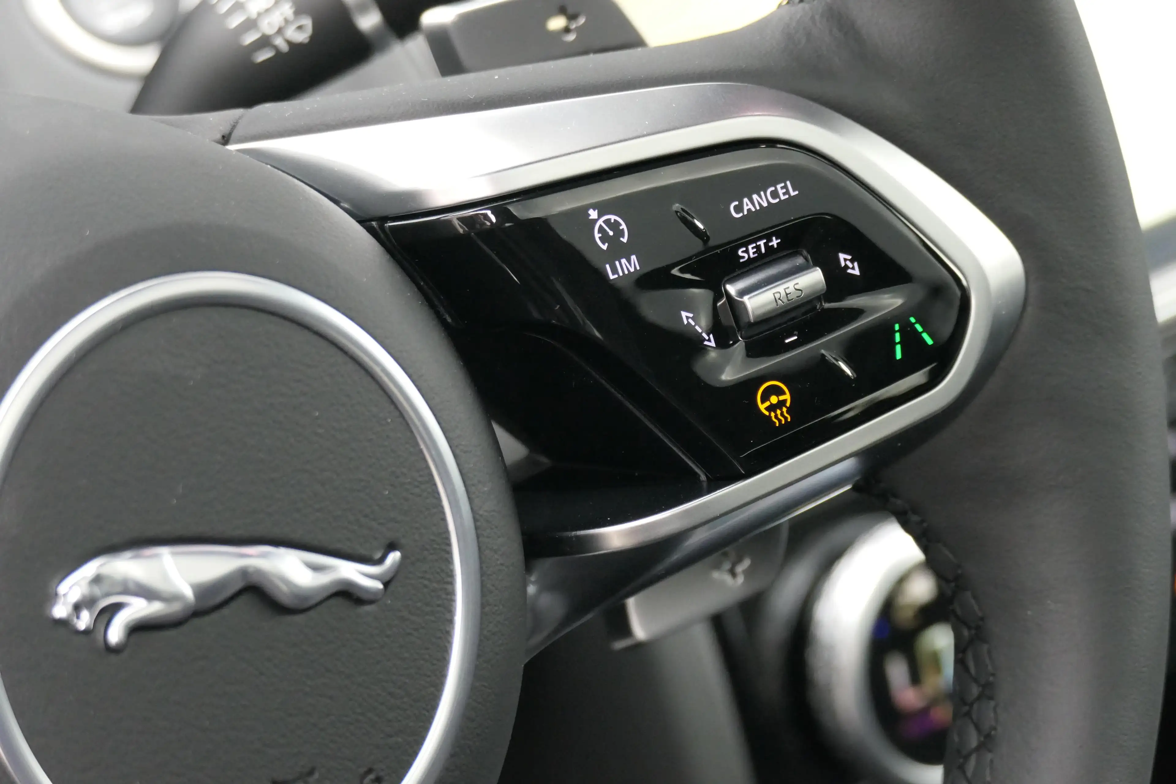 Jaguar E-Pace - 1.5 300PK R-DYNAMIC S HYBRID — photo 15