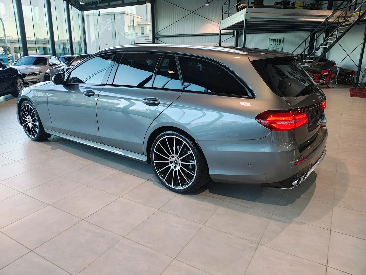 Mercedes-Benz E 250 E 250 T 9G-TRONIC AMG Line Grijs - 2