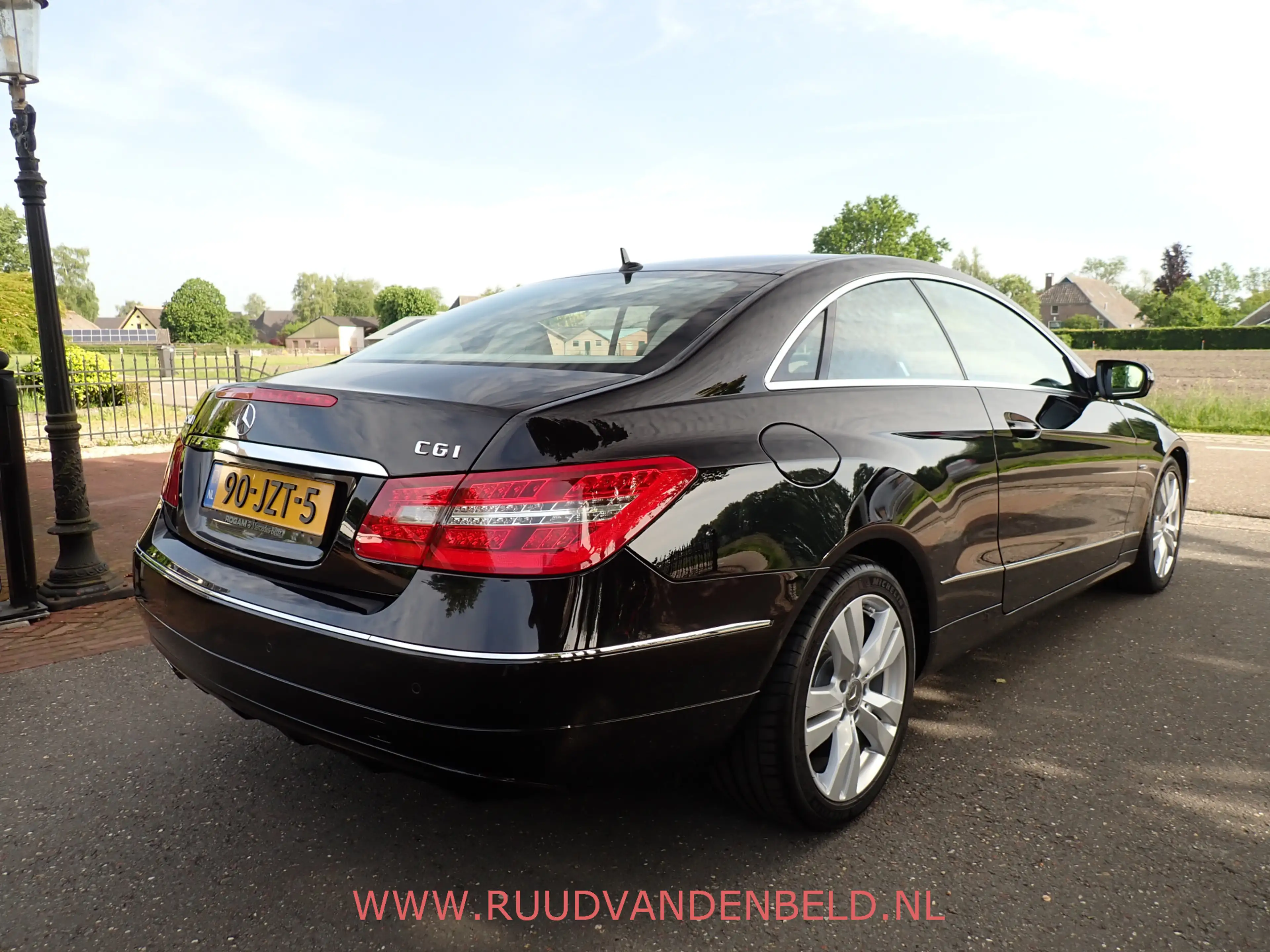 Mercedes-Benz E 250 Coupé CGI Elegance / MEMORY / LEDER / CRUISE / BLU — photo 4
