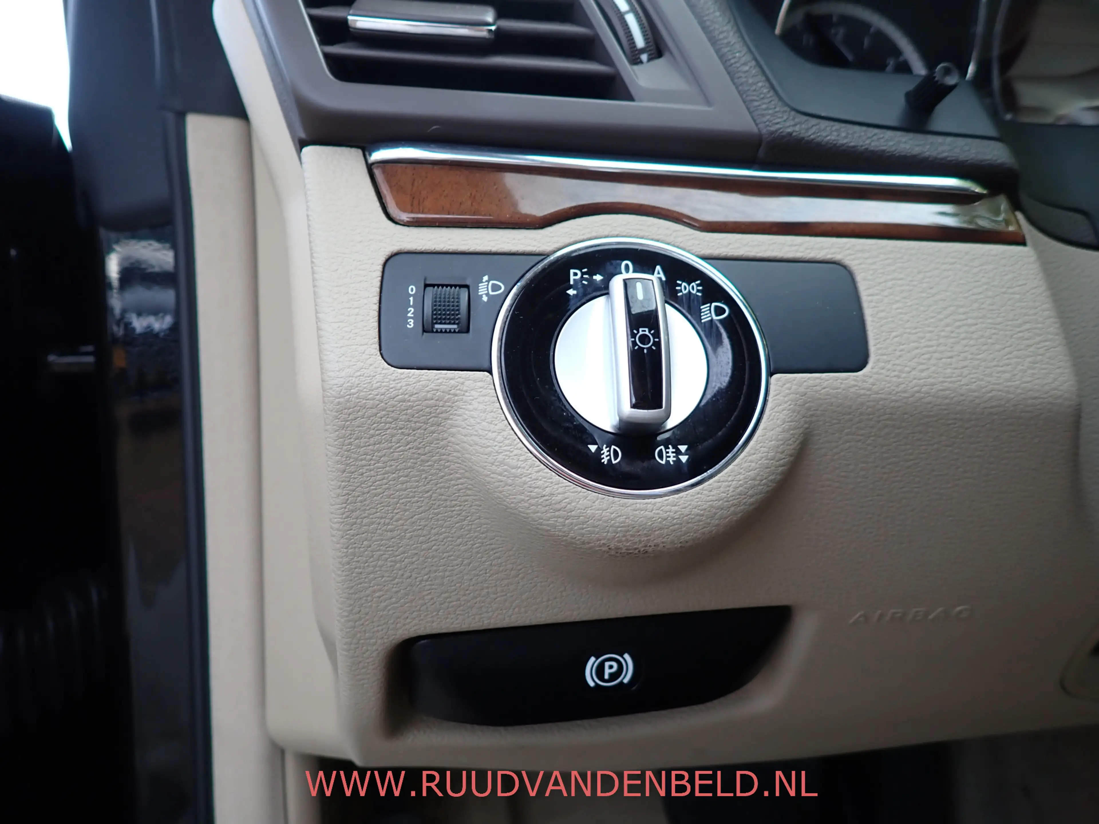 Mercedes-Benz E 250 Coupé CGI Elegance / MEMORY / LEDER / CRUISE / BLU — photo 13