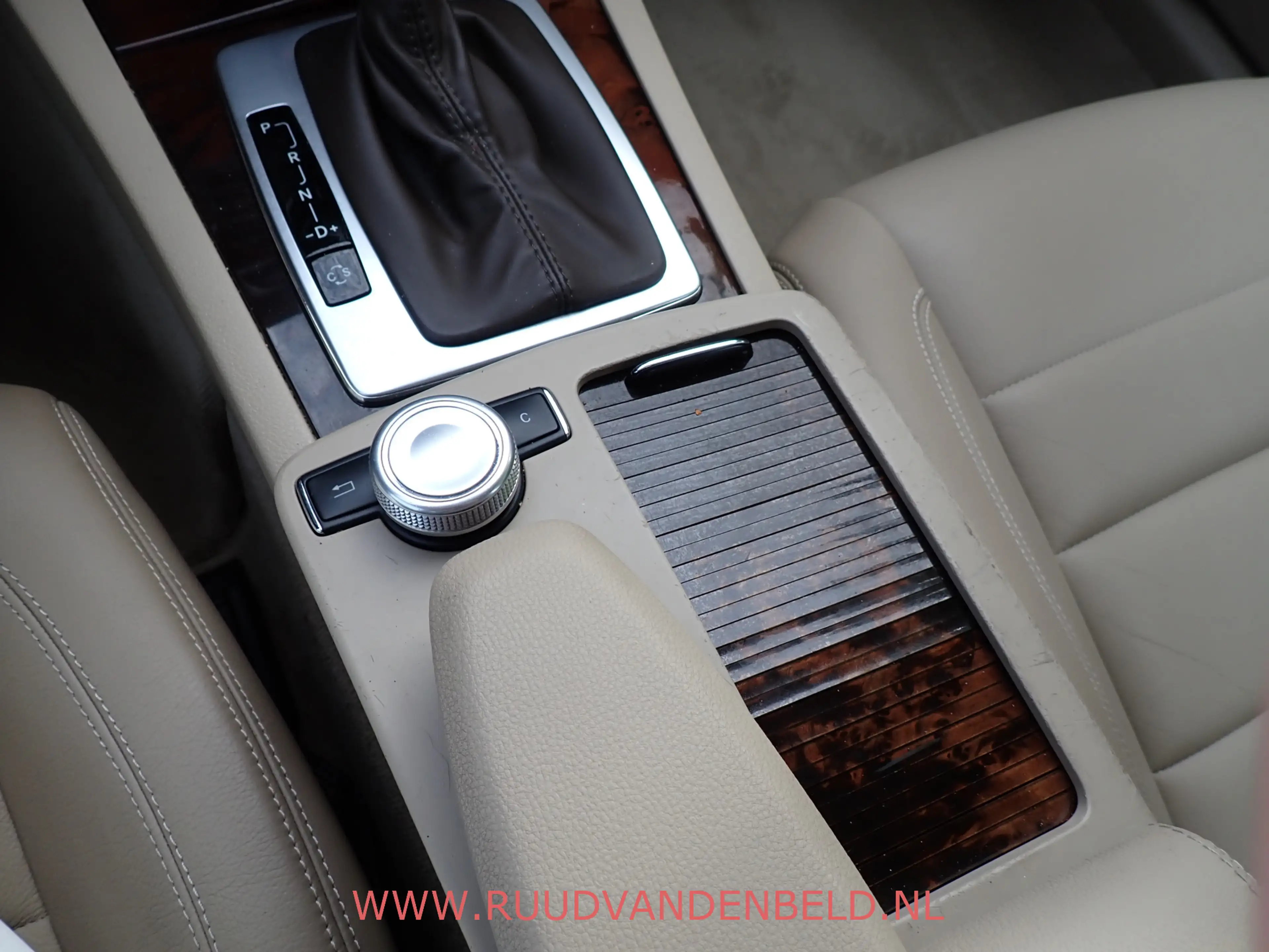 Mercedes-Benz E 250 Coupé CGI Elegance / MEMORY / LEDER / CRUISE / BLU — photo 27